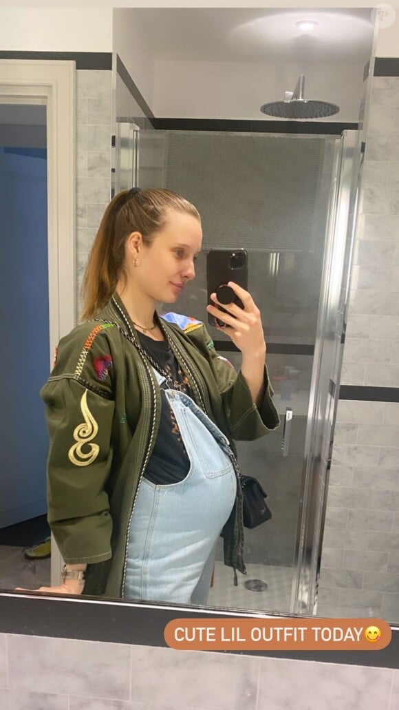 Ilona Smet, enceinte de son premier enfant, dévoile son ventre rond qui a bien poussé.