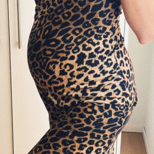 Ilona Smet, enceinte de son premier enfant, affiche son ventre rond dans une robe léopard sur Instagram le 20 février 2022.
