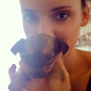 Natoo a partagé des photos d'archives d'elle et de sa chienne Kitty sur Instagram, pour annoncer sa mort.