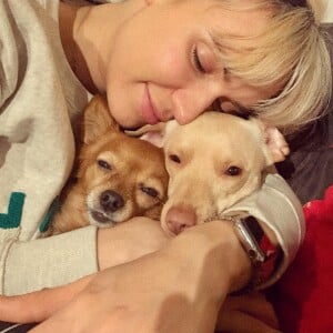 Natoo a partagé des photos d'archives d'elle et de sa chienne Kitty sur Instagram, pour annoncer sa mort.
