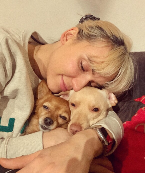 Natoo a partagé des photos d'archives d'elle et de sa chienne Kitty sur Instagram, pour annoncer sa mort.