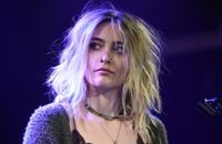 Paris Jackson : Look grunge et collants résilles, elle s'éclate sur scène !