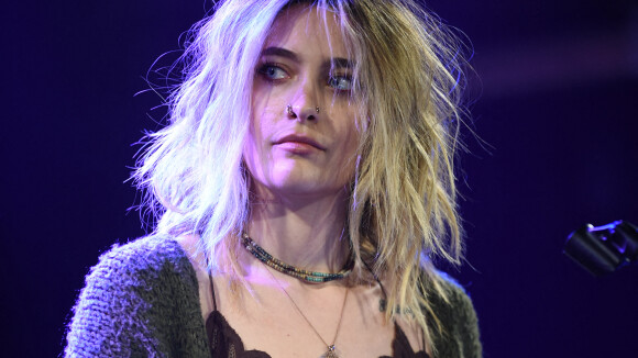 Paris Jackson : Look grunge et collants résilles, elle s'éclate sur scène !