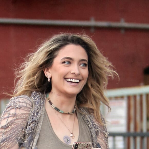 Paris Jackson se promène avec son frère Prince Michael Jackson II avant de se produire en concert dans la soirée à Hollywood le 16 septembre 2021. 