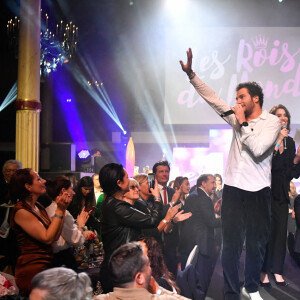 Amir, Laurie Cholewa lors de la soirée de gala d'exception pour les 10 ans de l'association "Les Rois du monde" (LRDM) à la salle Wagram à Paris le 14 mars 2022. © Rubens Hazon / Bestimage 