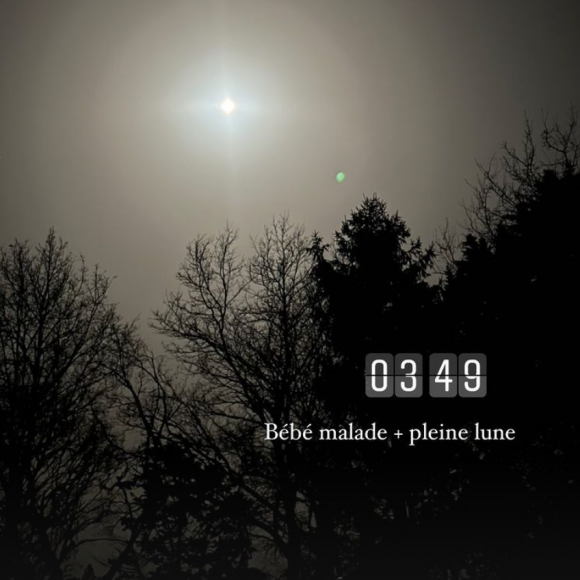 Laure Manaudou a veillé tard dans la nuit du 18 au 19 mars 2022, au point d'admirer la pleine lune. Et pour cause : son bébé était malade !
