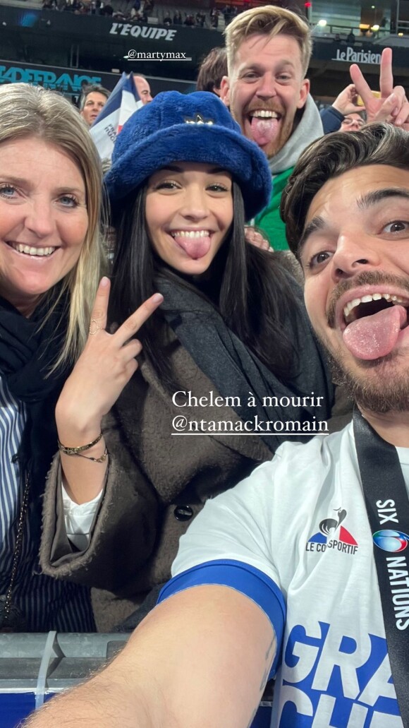 Romain Ntamack célèbre son Grand Chelem au Stade de France, avec sa compagne Lili et sa maman Marie, le 19 mars 2022.