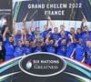 Joie des joueurs de l'equipe de France apres sa victoire - trophee Match de rugby du Tournoi des 6 Nations opposant la France à l'Angleterre au stade de France à Saint-Denis, Seine Saint-Denis. La France s'offre le grand chelem dans le Tournoi des six nations, après sa victoire 25-13 contre l'Angleterre. © Federico Pestellini/Panoramic/Bestimage
