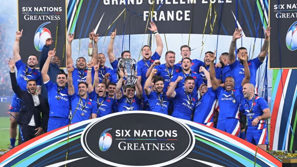 Le XV de France s'offre le Grand Chelem : Romain Ntamack, sur un nuage, célèbre avec sa belle Lili