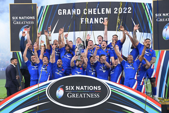 Joie des joueurs de l equipe de France apres sa victoire - trophee Match de rugby du Tournoi des 6 Nations opposant la France à l'Angleterre au stade de France à Saint-Denis, Seine Saint-Denis, France, le 19 mars 2022. La France s'offre le grand chelem dans le Tournoi des six nations, après sa victoire 25-13 contre l'Angleterre. © Federico Pestellini/Panoramic/Bestimage 