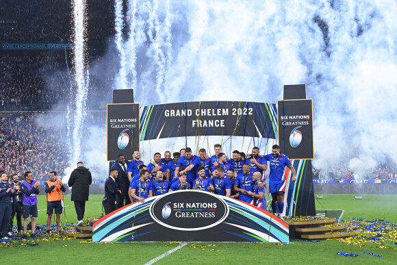 Joie des joueurs de l equipe de France apres sa victoire - trophee Match de rugby du Tournoi des 6 Nations opposant la France à l'Angleterre au stade de France à Saint-Denis, Seine Saint-Denis, France, le 19 mars 2022. La France s'offre le grand chelem dans le Tournoi des six nations, après sa victoire 25-13 contre l'Angleterre. © Federico Pestellini/Panoramic/Bestimage 