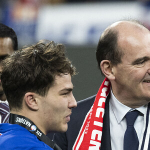 Antoine Dupont, capitaine de l'équipe de France de Rugby et Jean Castex, Premier ministre, lors de la remise du trophée Tournoi des Six Nations au Stade de France. Saint-Denis, le 19 mars 2022. © Cyril Moreau/Bestimage
