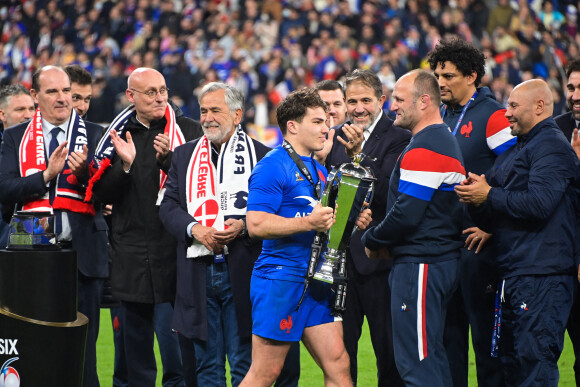 Antoine Dupont, capitaine de l'équipe de France de Rugby, prend le trophée de vainqueur du Tournoi des Six Nations à l'issue de la rencontre France - Angleterre, au Stade de France. Saint-Denis, le 19 mars 2022. © Cyril Moreau/Bestimage