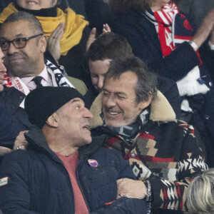 Vincent Moscato et Jean-Luc Reichmann assistent à la rencontre de rugby opposant la France à l'Angleterre, au stade de France, dans le cadre du Tournoi des Six Nations. Saint-Denis, le 19 mars 2022. © Cyril Moreau/Bestimage