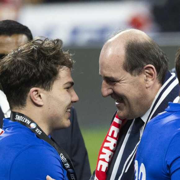 Antoine Dupont, capitaine de l'équipe de France de Rugby et Jean Castex, Premier ministre, lors de la remise du trophée Tournoi des Six Nations au Stade de France. Saint-Denis, le 19 mars 2022. © Cyril Moreau/Bestimage