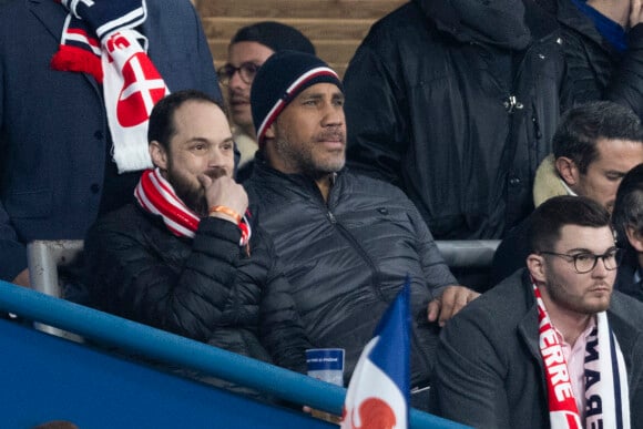 Romain Magellan, le compagnon de Valérie Trierweiler, assiste à la rencontre de rugby opposant la France à l'Angleterre, au stade de France, dans le cadre du Tournoi des Six Nations. Saint-Denis, le 19 mars 2022. © Cyril Moreau/Bestimage