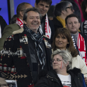 Jean-Luc Reichmann et Nathalie Lecoultre assistent à la rencontre de rugby opposant la France à l'Angleterre, au stade de France, dans le cadre du Tournoi des Six Nations. © Cyril Moreau/Bestimage