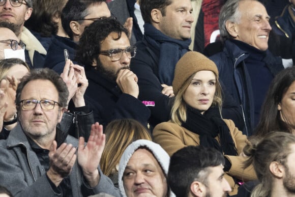 Maxim Nucci (Yodelice) et sa compagne Isabelle Ithurburu assistent à la rencontre de rugby opposant la France à l'Angleterre, au stade de France, dans le cadre du Tournoi des Six Nations. Saint-Denis, le 19 mars 2022. © Cyril Moreau/Bestimage