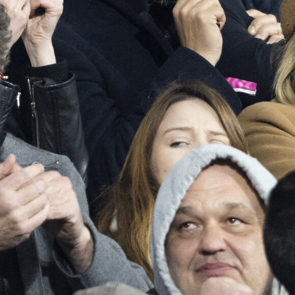 Maxim Nucci (Yodelice) et sa compagne Isabelle Ithurburu assistent à la rencontre de rugby opposant la France à l'Angleterre, au stade de France, dans le cadre du Tournoi des Six Nations. Saint-Denis, le 19 mars 2022. © Cyril Moreau/Bestimage