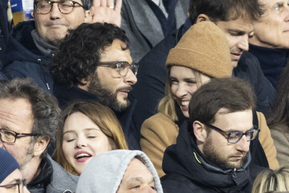 Maxim Nucci (Yodelice) et sa compagne Isabelle Ithurburu assistent à la rencontre de rugby opposant la France à l'Angleterre, au stade de France, dans le cadre du Tournoi des Six Nations. Saint-Denis, le 19 mars 2022. © Cyril Moreau/Bestimage