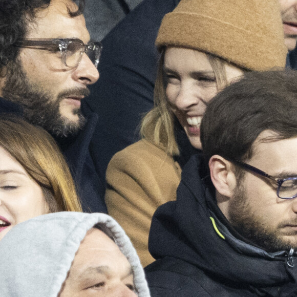 Maxim Nucci (Yodelice) et sa compagne Isabelle Ithurburu assistent à la rencontre de rugby opposant la France à l'Angleterre, au stade de France, dans le cadre du Tournoi des Six Nations. Saint-Denis, le 19 mars 2022. © Cyril Moreau/Bestimage