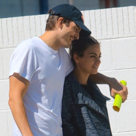 Exclusif - Mila Kunis et son mari Ashton Kutcher en balade dans les rues de Los Angeles, le 17 mai 2019