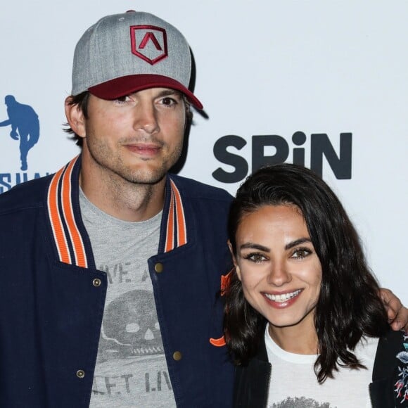 Ashton Kutcher et sa femme Mila Kunis - Les célébrités posent lors de la 6e édition du Ping Pong 4 Purpose organisé au Dodger Stadium, le 23 août 2018.