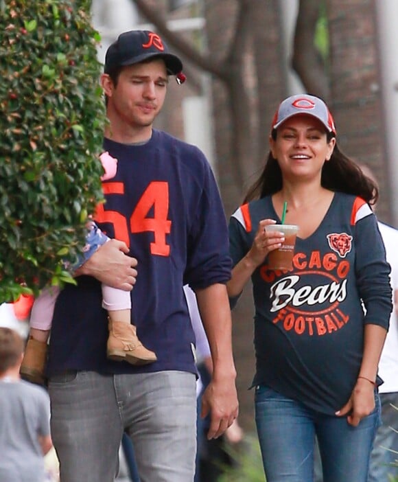 Exclusif -Ashton Kutcher et sa femme Mila Kunis enceinte se baladent avec leur fille Wyatt dans les rues de Los Angeles, le 16 octobre 2016