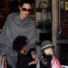 Angelina Jolie et ses filles Zahara et Shiloh en session shopping le 16 janvier 2010