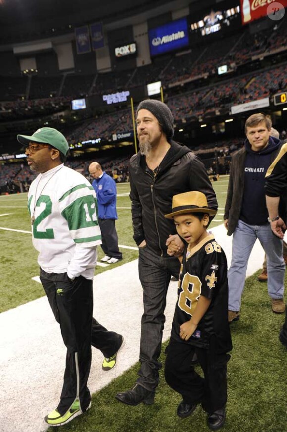 Brad Pitt et son fils Maddox lors d'un match de football américain en Louisiane le 16 janvier 2010