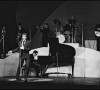 Pierre Papadiamandis au piano lors d'un concert d'Eddy Mitchell à l'Olympia en 1969.