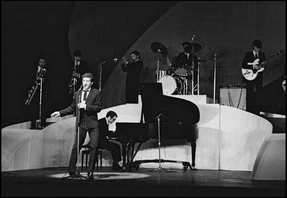 Pierre Papadiamandis au piano lors d'un concert d'Eddy Mitchell à l'Olympia en 1969.