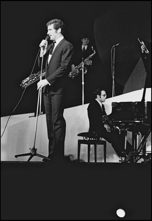 Pierre Papadiamandis au piano lors d'un concert d'Eddy Mitchell à l'Olympia.
