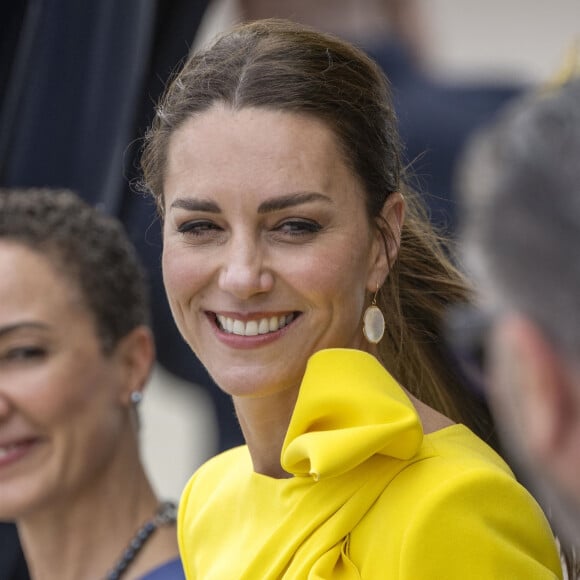 Le prince William et Kate Middleton sur le tarmac de l'aéroport Norman Manley lors de leur voyage officiel en Jamaïque, le 22 mars 2022.