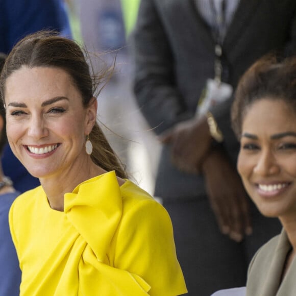 Le prince William et Kate Middleton sur le tarmac de l'aéroport Norman Manley lors de leur voyage officiel en Jamaïque, le 22 mars 2022.