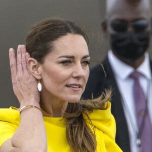 Le prince William et Kate Middleton sur le tarmac de l'aéroport Norman Manley lors de leur voyage officiel en Jamaïque, le 22 mars 2022.