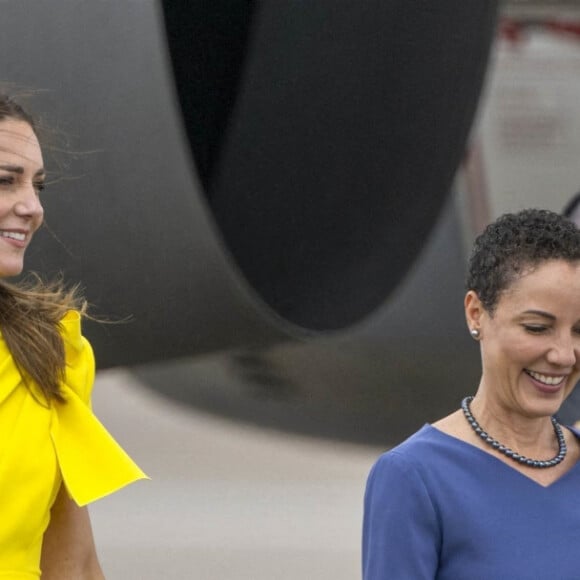 Le prince William et Kate Middleton sur le tarmac de l'aéroport Norman Manley lors de leur voyage officiel en Jamaïque, le 22 mars 2022.