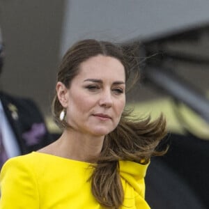 Le prince William et Kate Middleton sur le tarmac de l'aéroport Norman Manley lors de leur voyage officiel en Jamaïque, le 22 mars 2022.