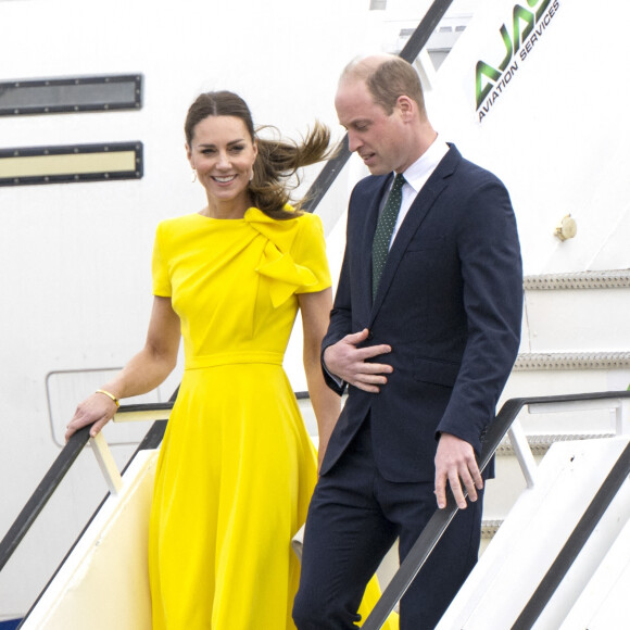 Le prince William et Kate Middleton sur le tarmac de l'aéroport Norman Manley lors de leur voyage officiel en Jamaïque.