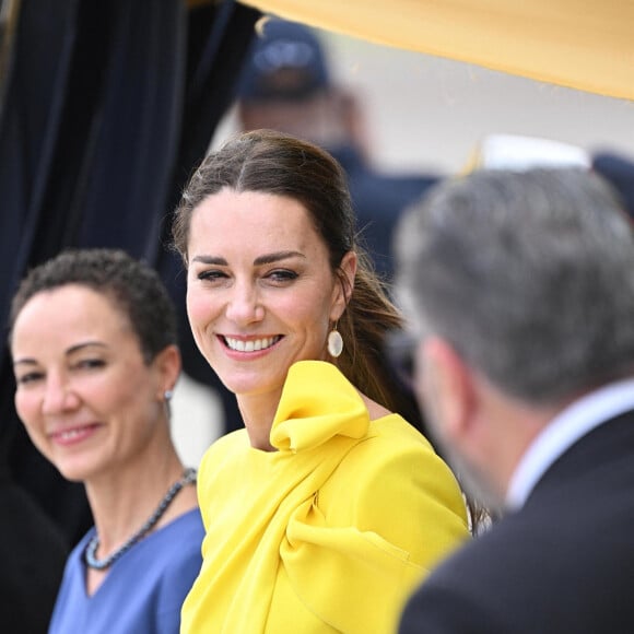 Le prince William et Kate Middleton sur le tarmac de l'aéroport Norman Manley lors de leur voyage officiel en Jamaïque, le 22 mars 2022.