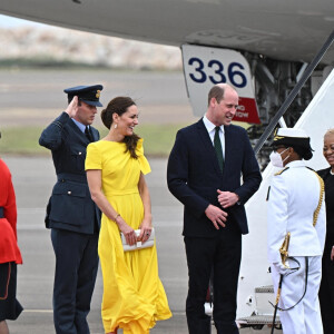 Le prince William et Kate Middleton sur le tarmac de l'aéroport Norman Manley lors de leur voyage officiel en Jamaïque, le 22 mars 2022.