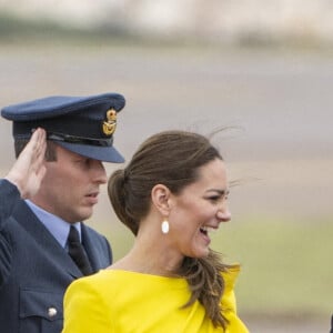 Le prince William et Kate Middleton sur le tarmac de l'aéroport Norman Manley lors de leur voyage officiel en Jamaïque, le 22 mars 2022.