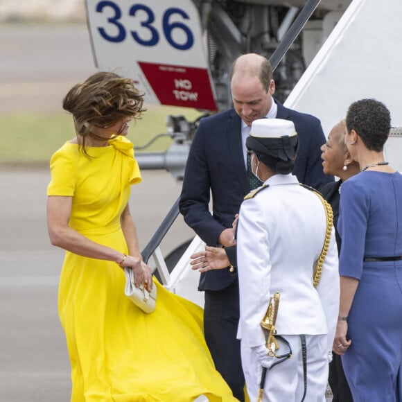 Le prince William et Kate Middleton sur le tarmac de l'aéroport Norman Manley lors de leur voyage officiel en Jamaïque, le 22 mars 2022.