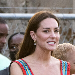 Le prince William et Kate Middleton visitent un terrain de football de Trenchtown à Kingston, en Jamaïque. Le 22 mars 2022.