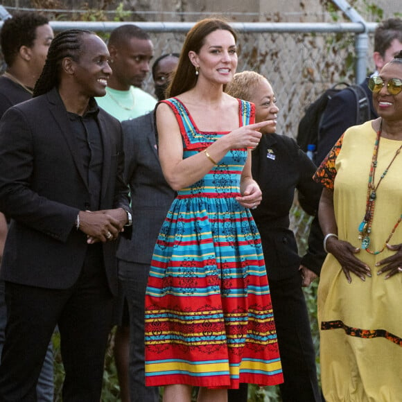 Le prince William et Kate Middleton visitent un terrain de football de Trenchtown à Kingston, en Jamaïque. Le 22 mars 2022.