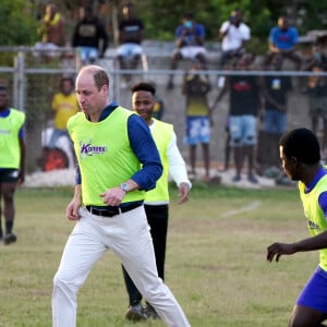 Le prince William et Kate Middleton visitent un terrain de football de Trenchtown à Kingston, en Jamaïque. Le 22 mars 2022.