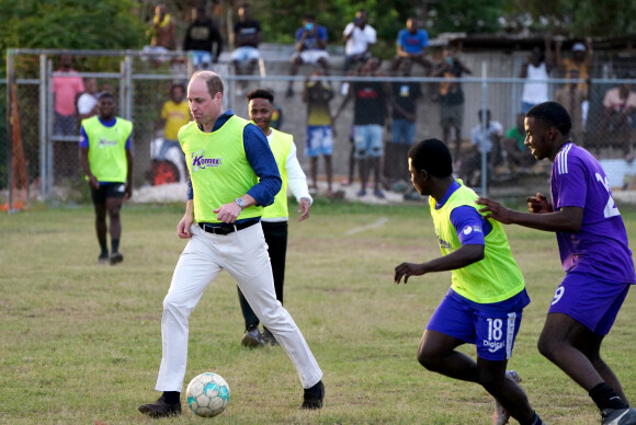 Le prince William et Kate Middleton visitent un terrain de football de Trenchtown à Kingston, en Jamaïque. Le 22 mars 2022.