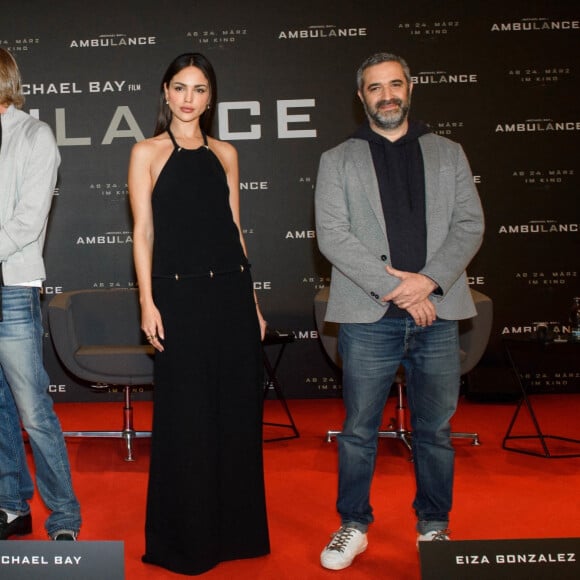 Jake Gyllenhaal Michael Bay Eiza Gonzalez Bradley J. Fischer au photocall du film "Ambulance" à Berlin, le 22 mars 2022. 