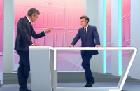 Emmanuel Macron défend son programme sur le plateau de M6 et du 19.45 face au présentateur Xavier de Moulins.