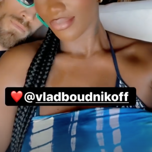 Aya Nakamura est en vacances au Mexique avec son compagnon Vladimir Boudnikoff. Story Instagram du 23 mars 2022.
